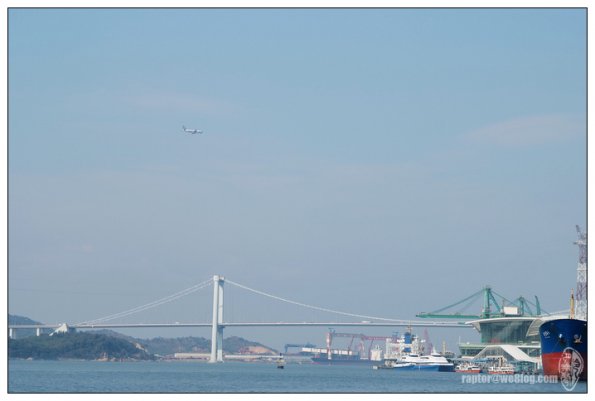 海沧大桥上的飞机